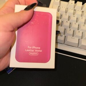 Apple MagSafe Leather Wallet in Vibrant Pink